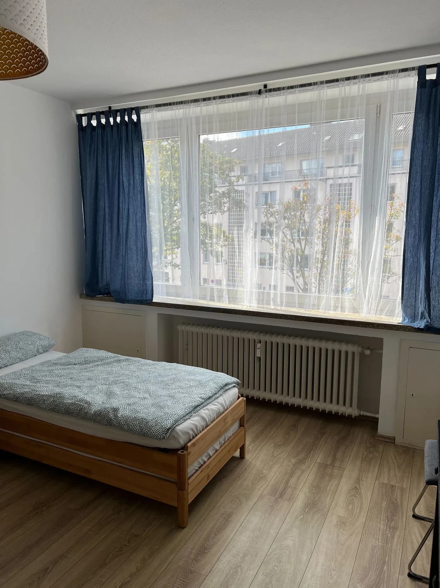 Zimmer mit Einzelbett in einem Monteurzimmer in Mönchengladbach