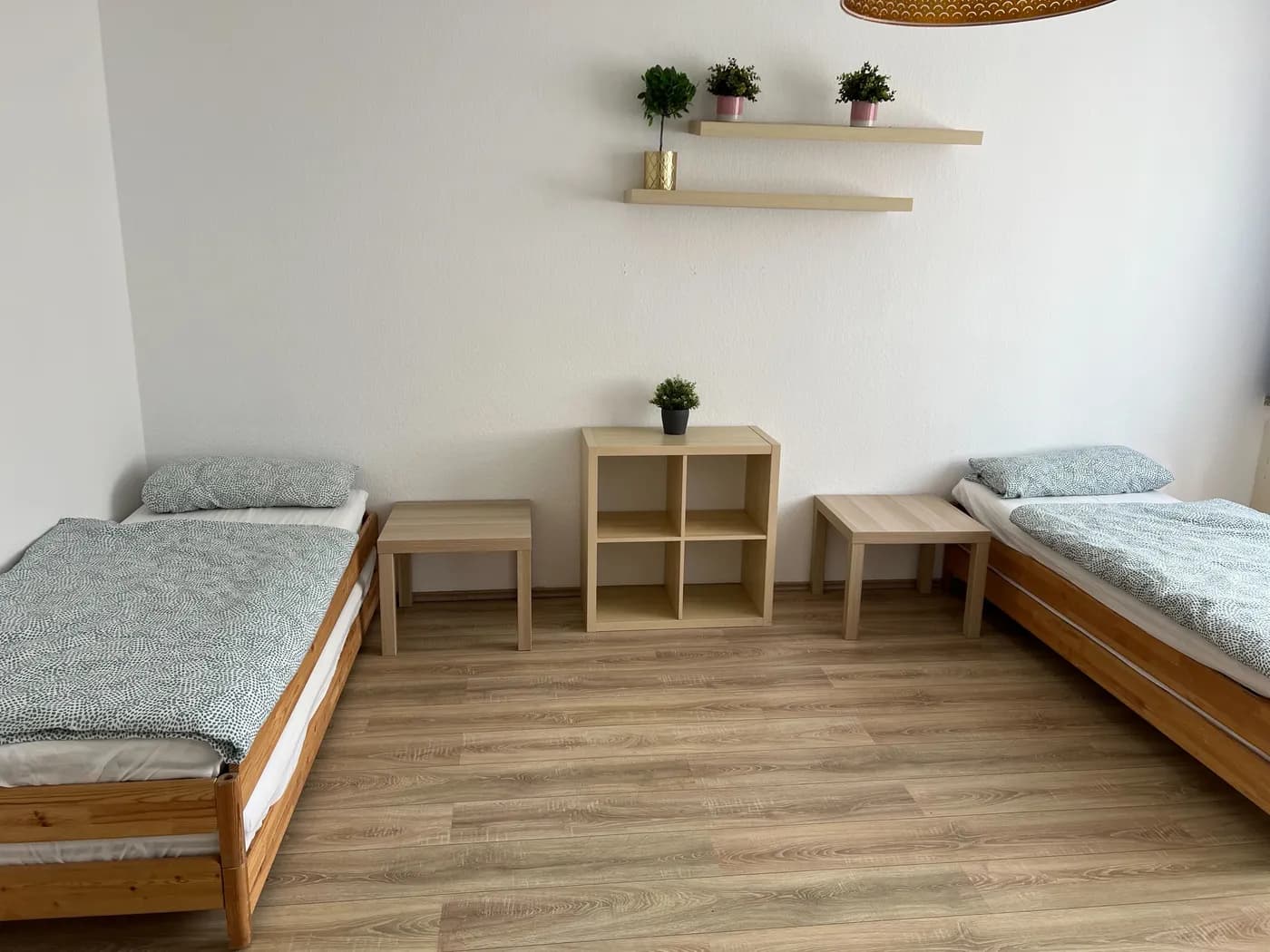 Helles Schlafzimmer einer Monteurwohnung in Mönchengladbach mit zwei getrennten Einzelbetten