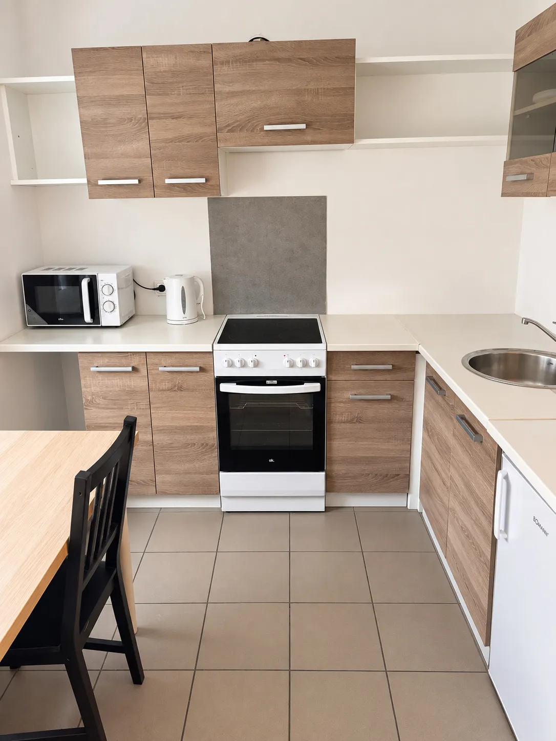 Küche mit Herd, Mikrowelle und Esstisch in der Wohnung in Krefeld