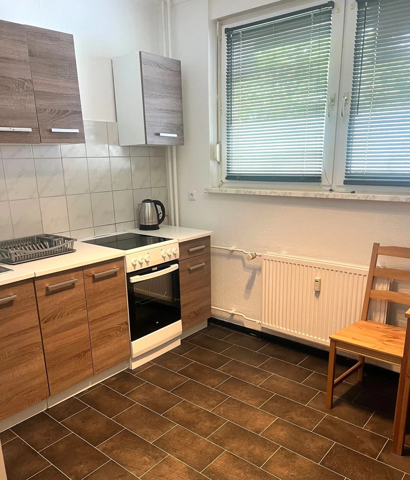 Voll ausgestattete Küche mit Herd in einer Monteurwohnung in Neuss