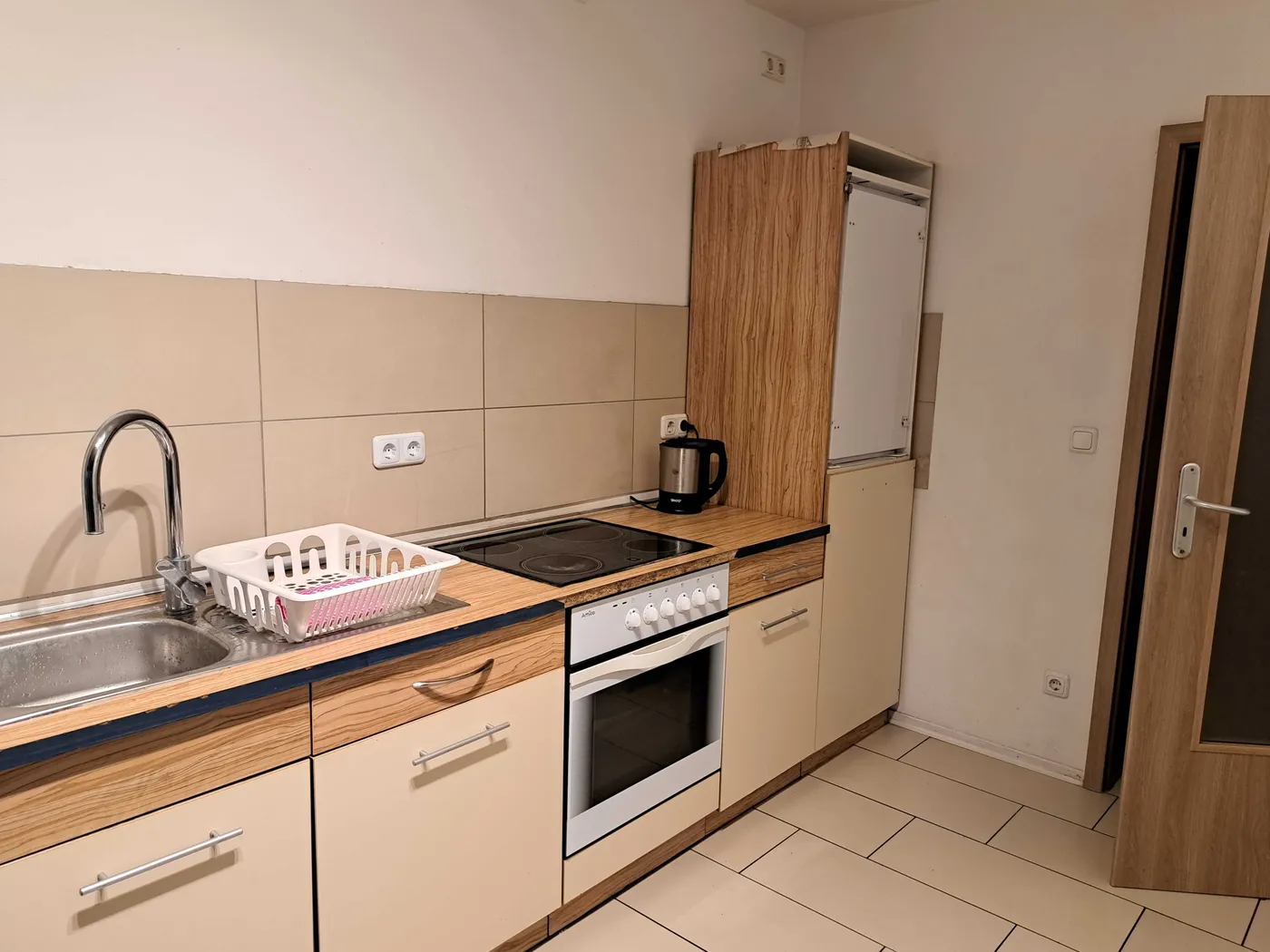 Ausgestattete Küche mit Herd und Backofen in einer Monteurwohnung bei Regensburg