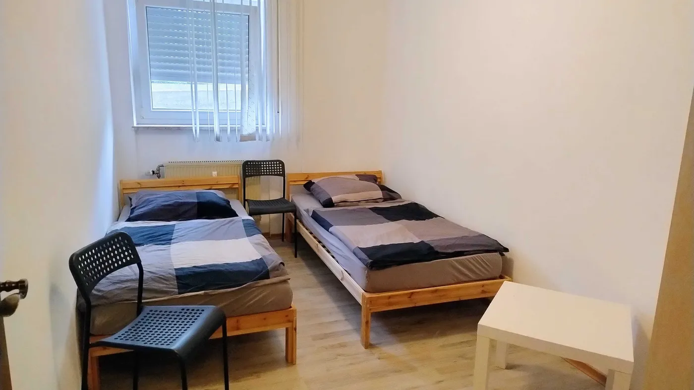 Zweibettzimmer einer Monteurunterkunft in Pentling an der Stadtgrenze von Regensburg