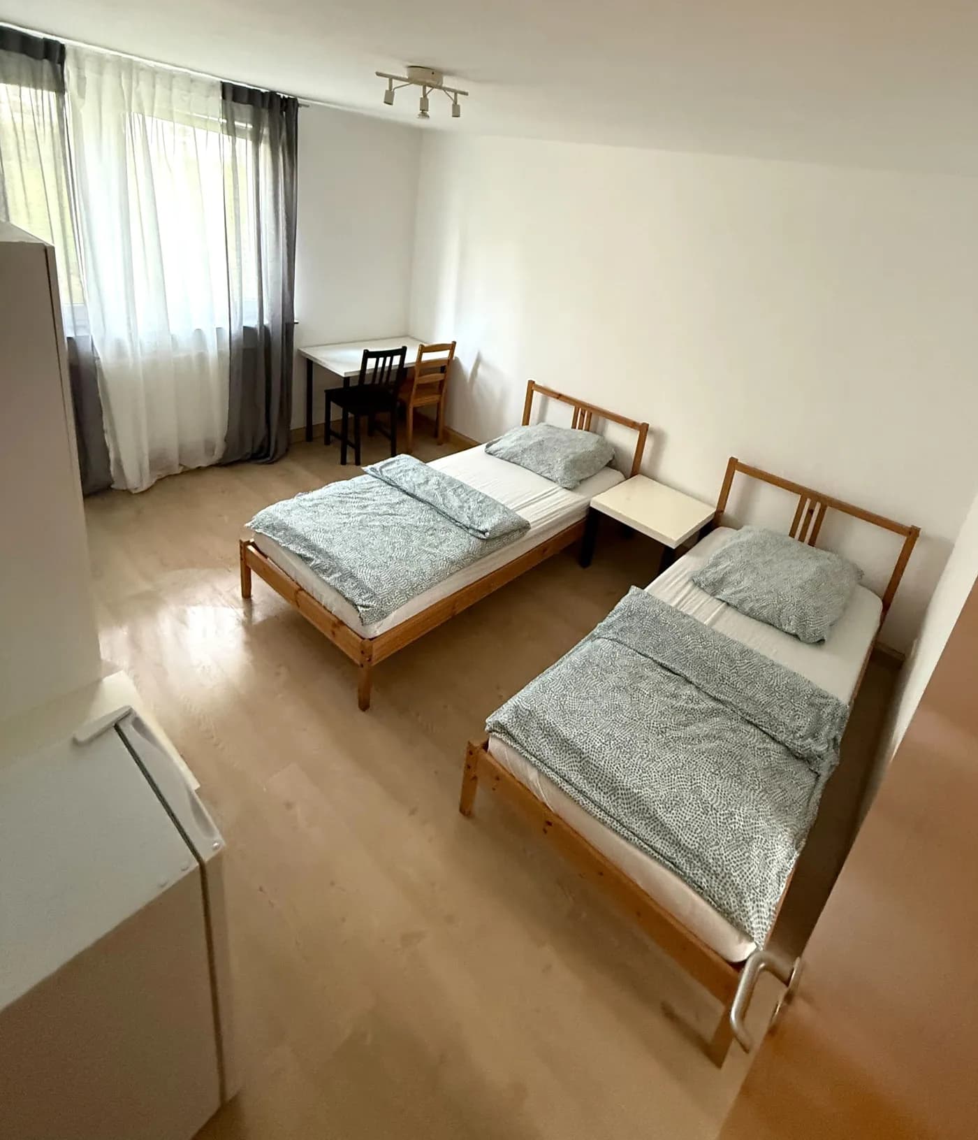 Weiteres Zimmer der Monteurunterkunft in Remscheid mit zwei Einzelbetten und Schreibtisch als Arbeitsplatz