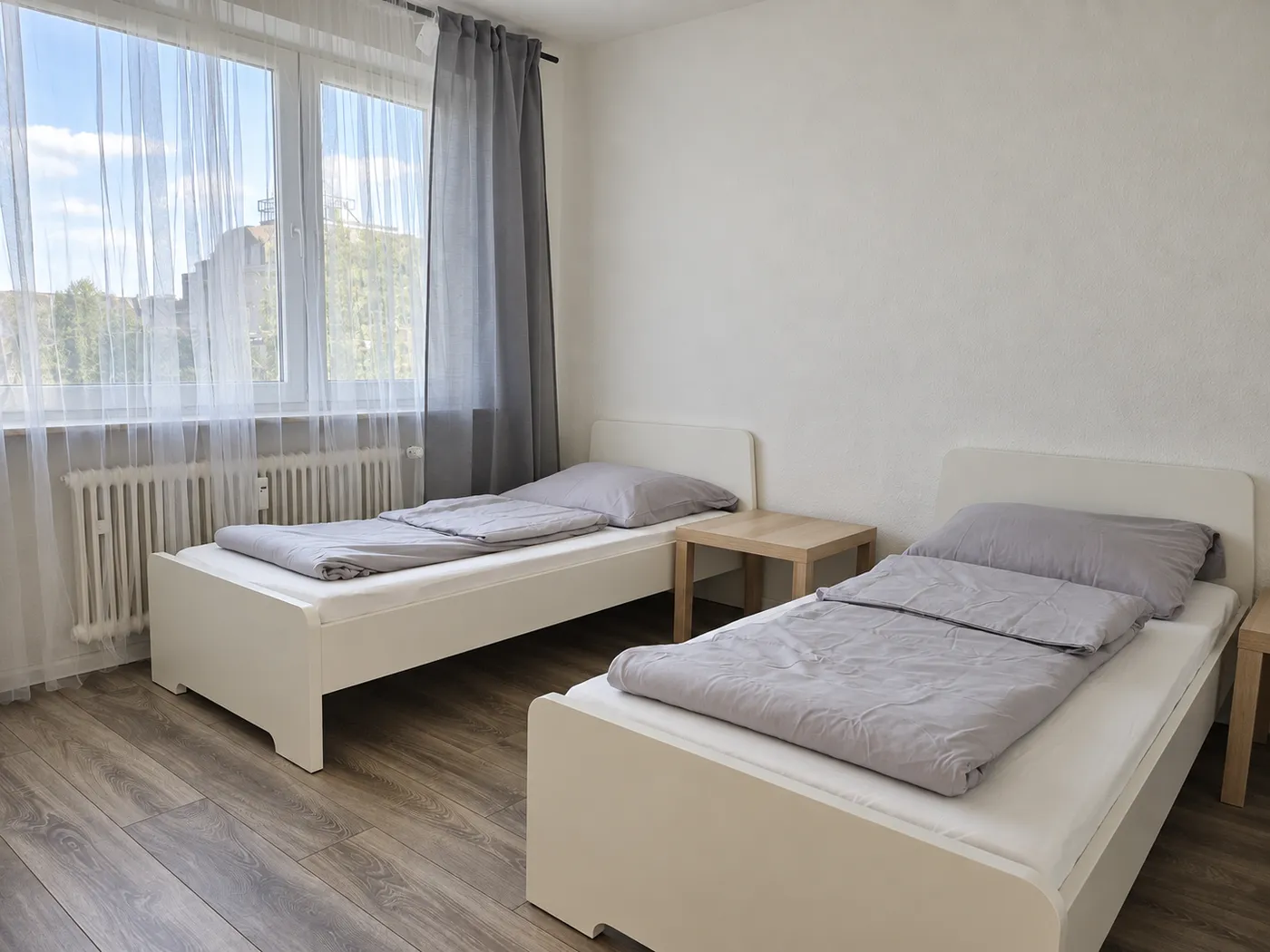 Zimmer mit zwei getrennten Einzelbetten in einer Hometime24 Wohnung in Wuppertal-Ronsdorf