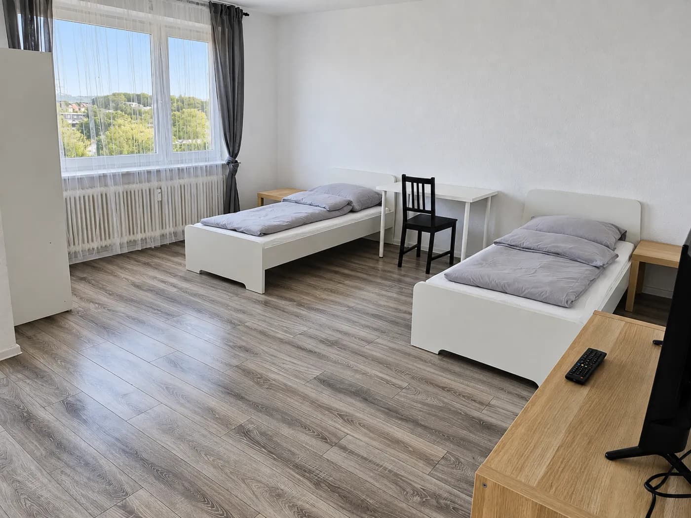 Zweites Zimmer mit zwei Einzelbetten und Schreibtisch in derselben Wohnung in Wuppertal-Ronsdorf