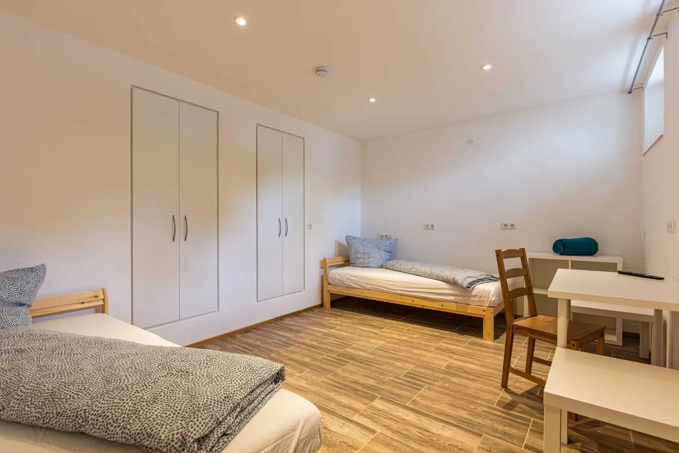 Weiteres geräumiges Zimmer der Monteurunterkunft in Weingarten mit zwei Einzelbetten, zwei Kleiderschränken und Arbeitsplatz