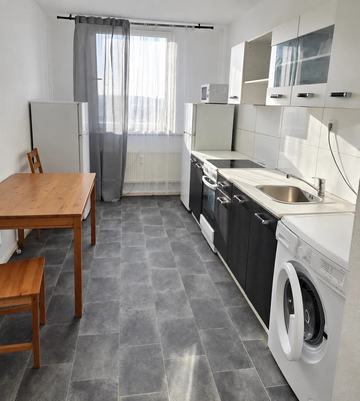 Küche mit Esstisch und Waschmaschine in der Wohnung in Bochum-Querenburg