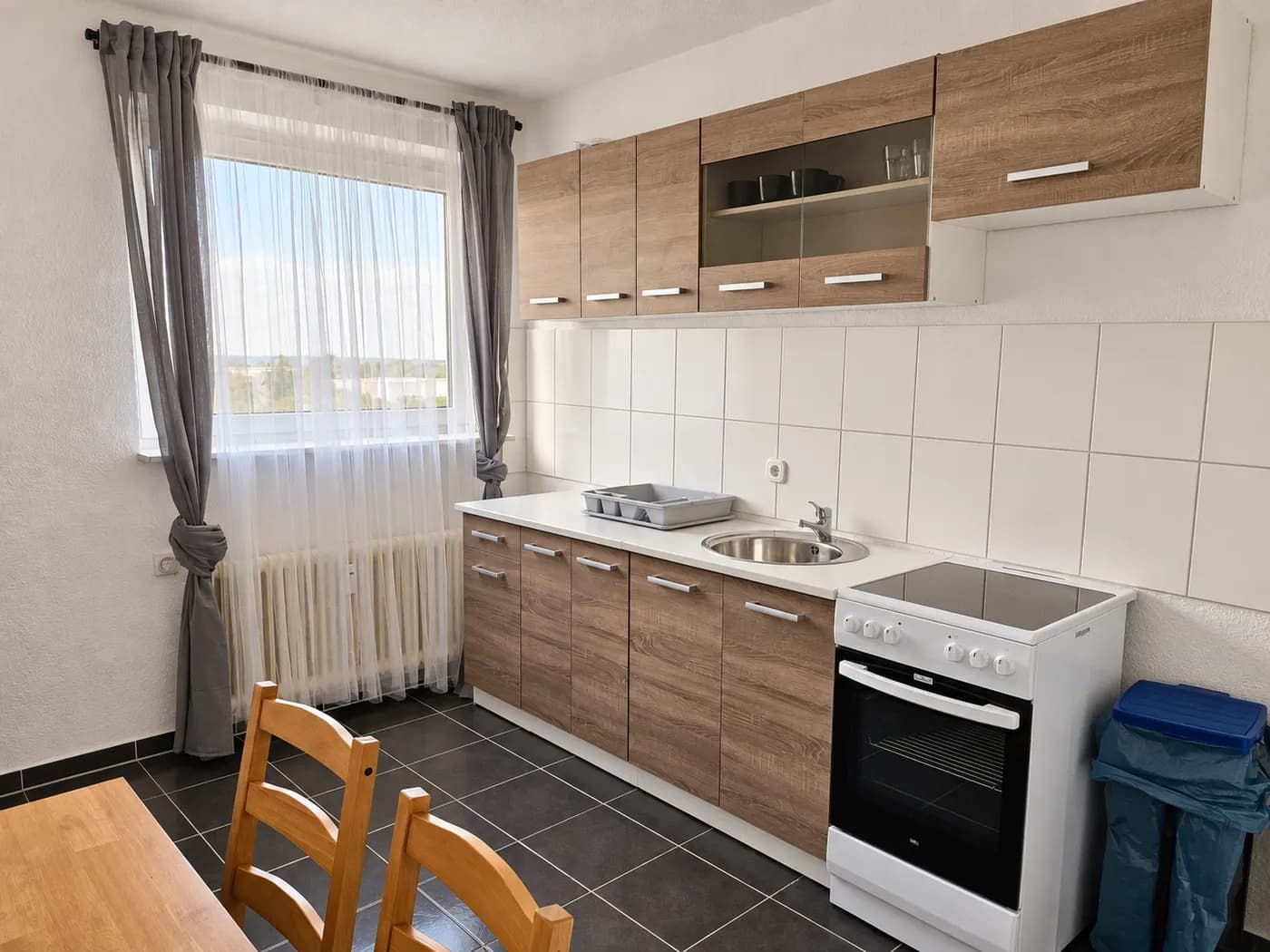 Küche mit Herd, Spüle und Esstisch in der Wohnung in Wuppertal-Ronsdorf