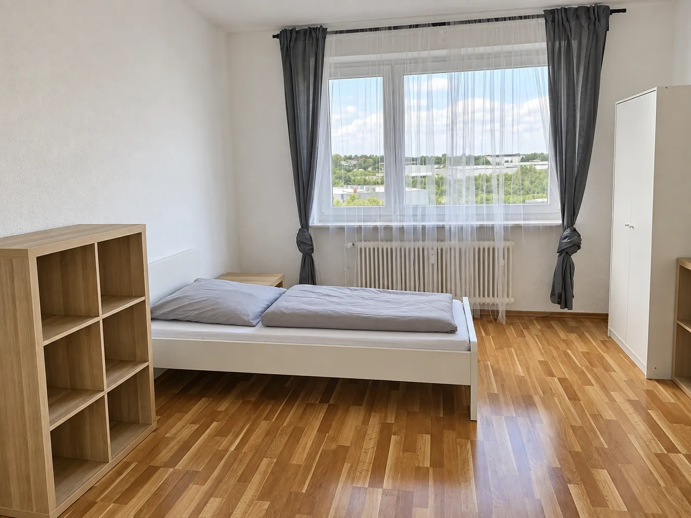 Zweites Schlafzimmer mit Einzelbett und Regal in derselben Wohnung in Wuppertal-Ronsdorf