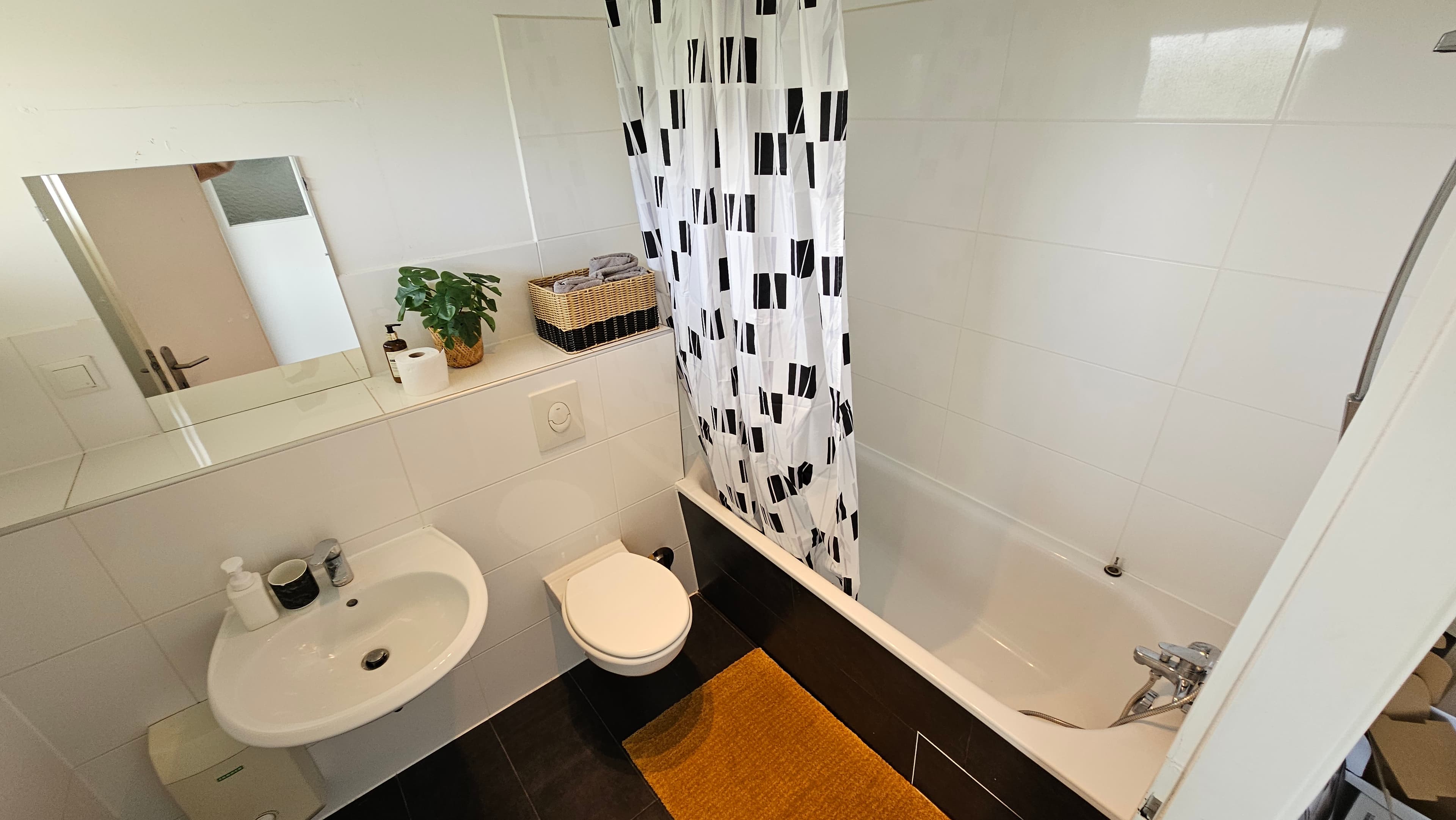Modernes Badezimmer mit Badewanne